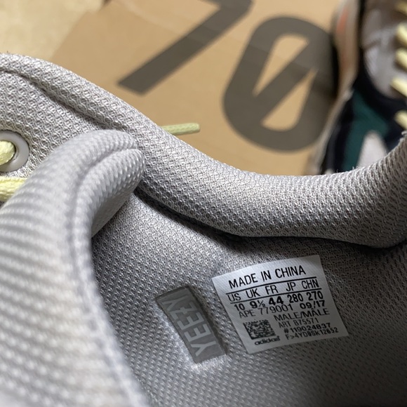yeezy 700 - Picture 4 of 4